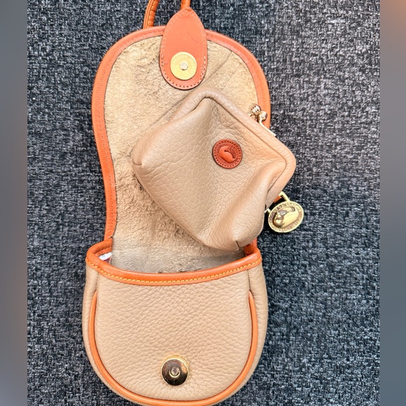 Dooney & Bourke Elegant Tan and Orange Leather Crossbody Bag - Picture 4 of 6